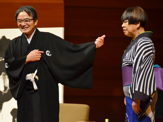 イルカの家紋にご満悦の宮田学長