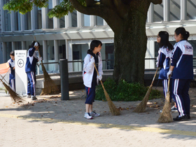 清掃する上野高校の生徒たち