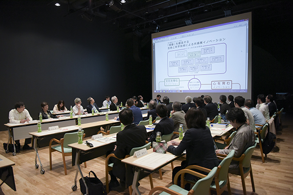 菅原プロジェクトリーダーから説明を受けるビジョナリーチーム（向かって左側）