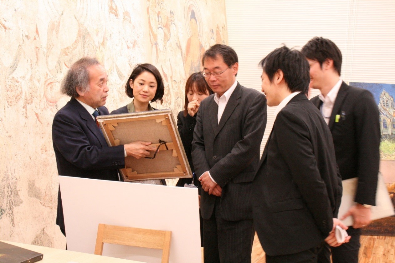 高精細複製画を説明する様子