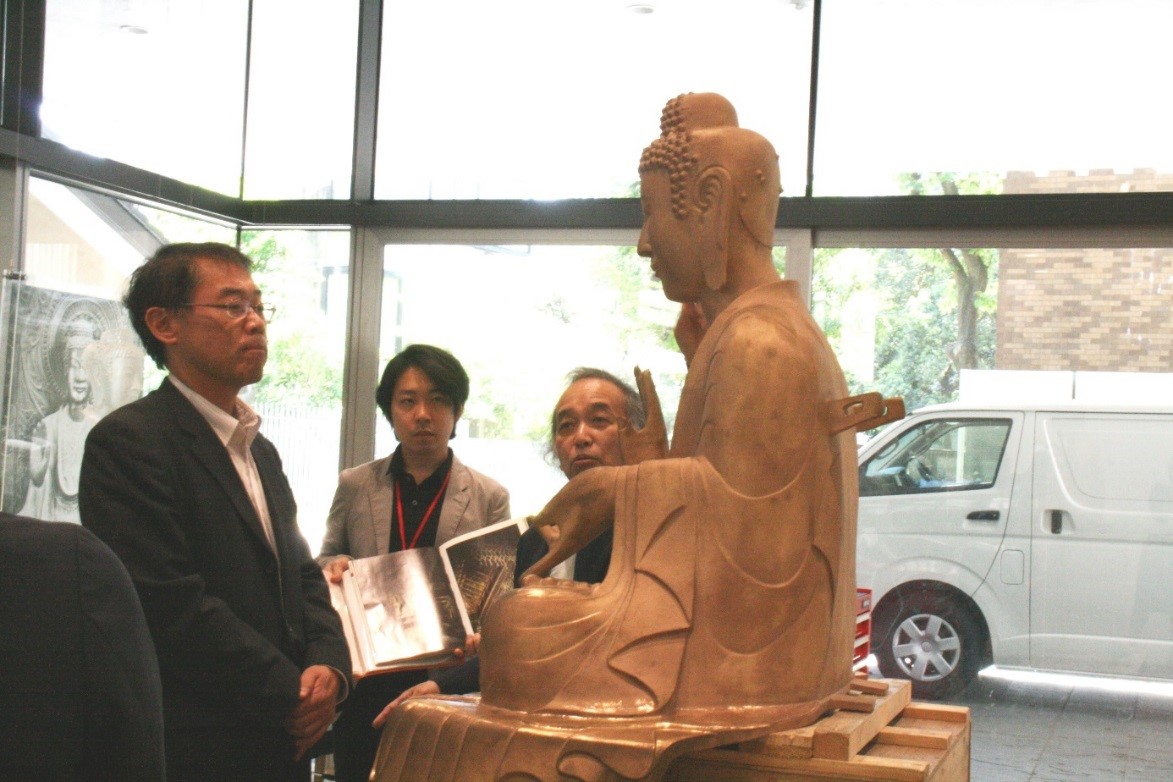 法隆寺釈迦三尊像を説明する様子