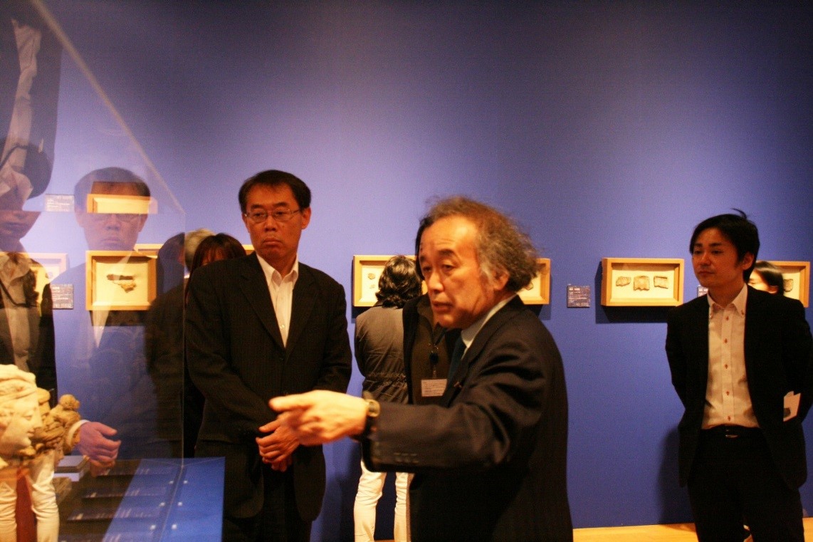 海外に流出し日本で保護された文化財を説明する様子