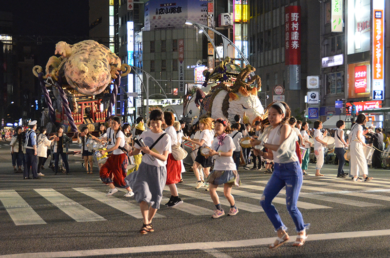 軽快なサンバのリズムにあわせてステップを踏む本学学生