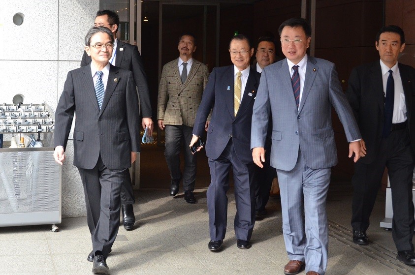 松野博一文部科学大臣および河村建夫元文部科学大臣が宮田亮平退任展「喜怒哀藝」を観賞