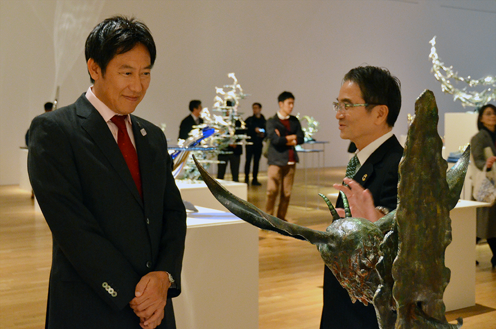 鈴木 大地スポーツ庁長官が宮田亮平退任展「喜怒愛藝」を観賞