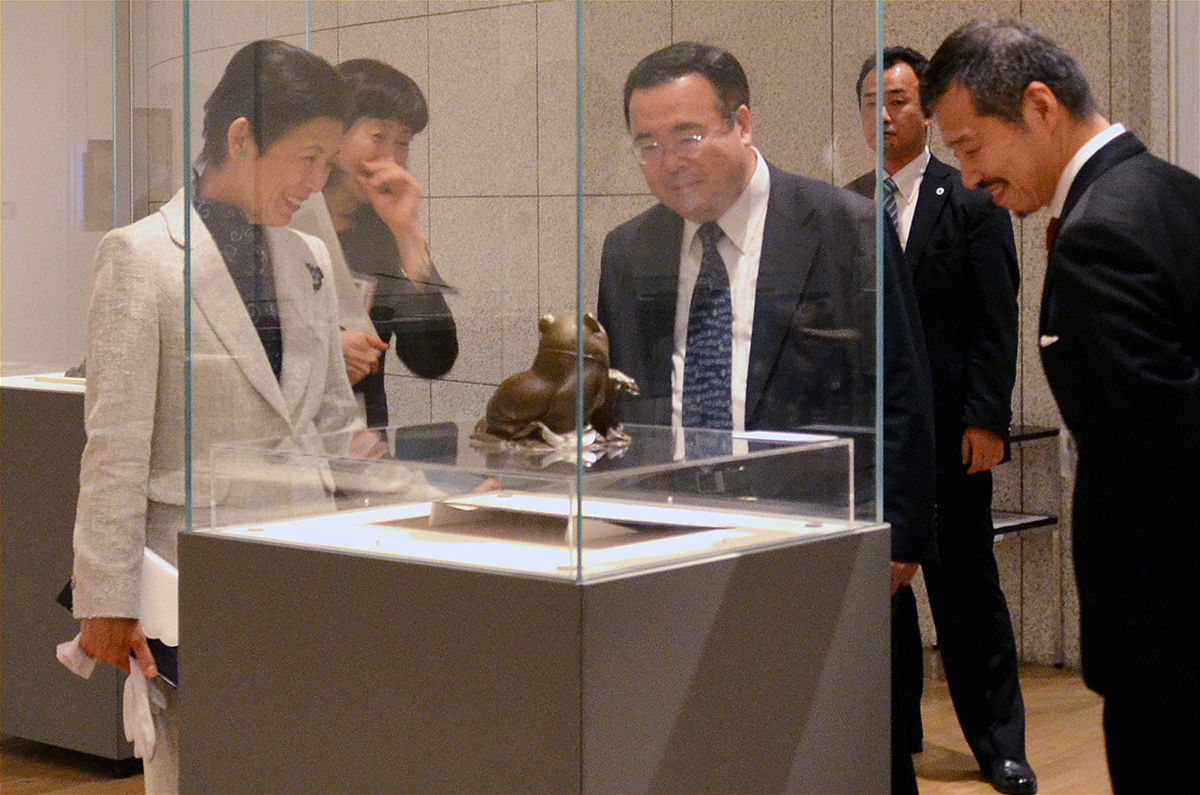 高円宮妃久子さまが大学美術館「驚きの明治工藝」をご観覧
