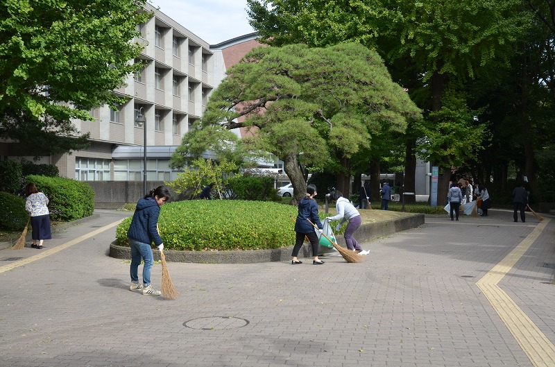 手分けして清掃する教職員ら1