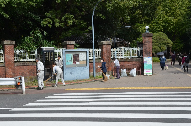 正門まわりも清掃