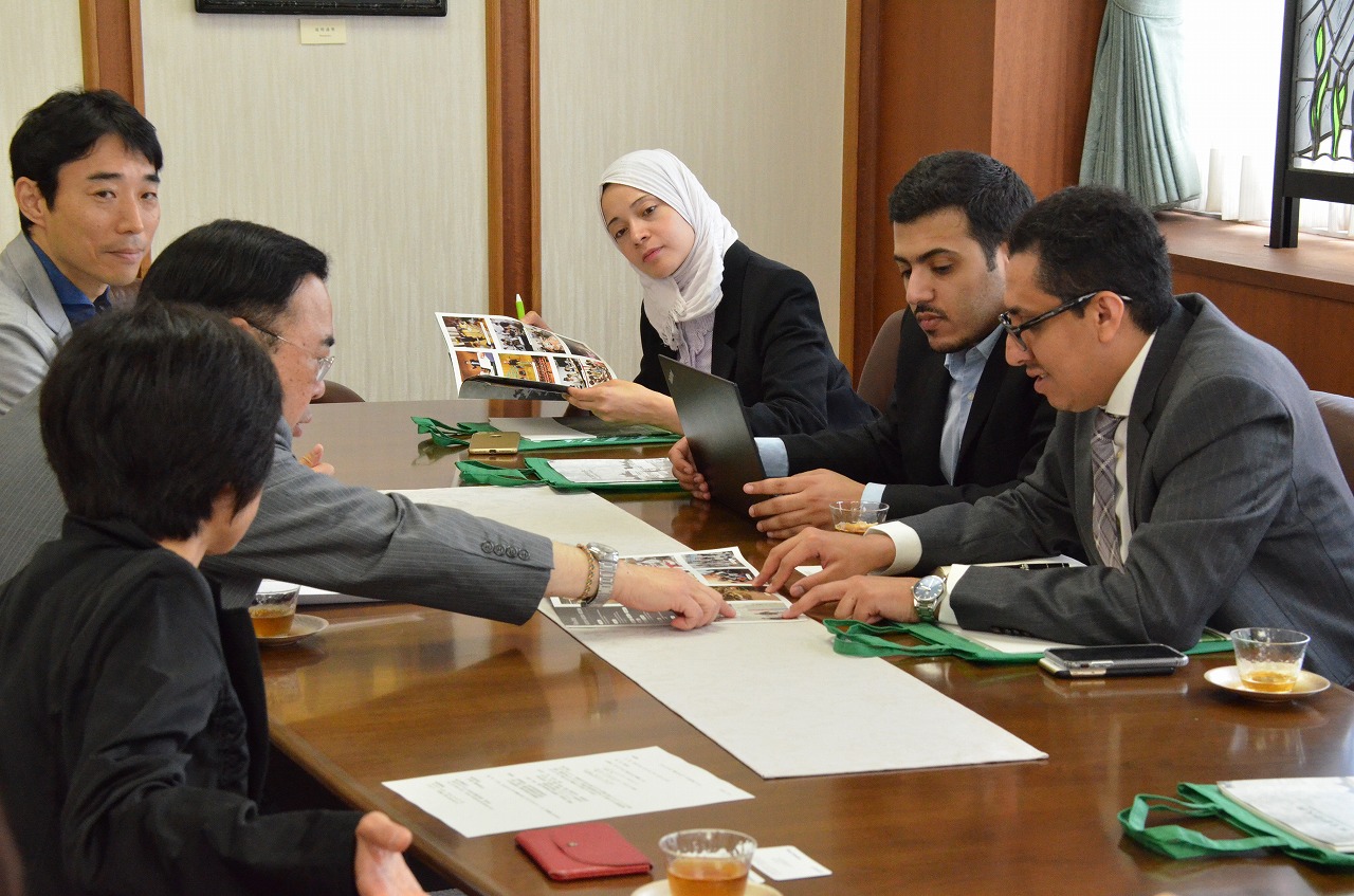 President Sawa provides a briefing on fields of study available at Tokyo Geidai (in the middle on the left)