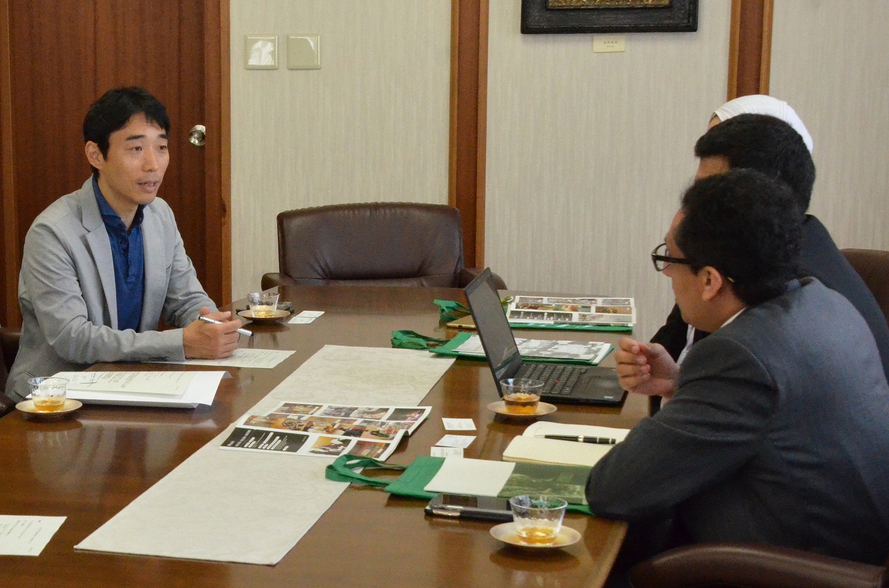 Assoc. Prof. Kanada explains the university’s current international exchange system