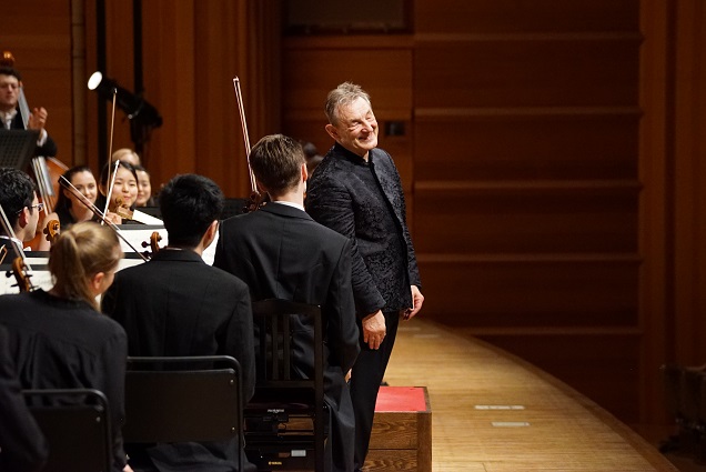 Mr. Pinnock praised by orchestra members during curtain call after performance