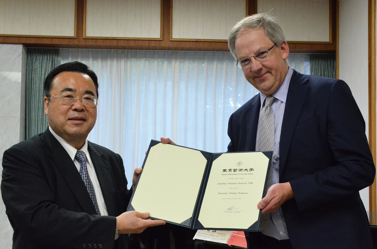 アトウッド学長へ名誉客員教授の称号を授与