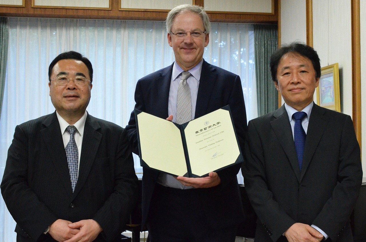 アトウッド学長へ名誉客員教授の称号を授与