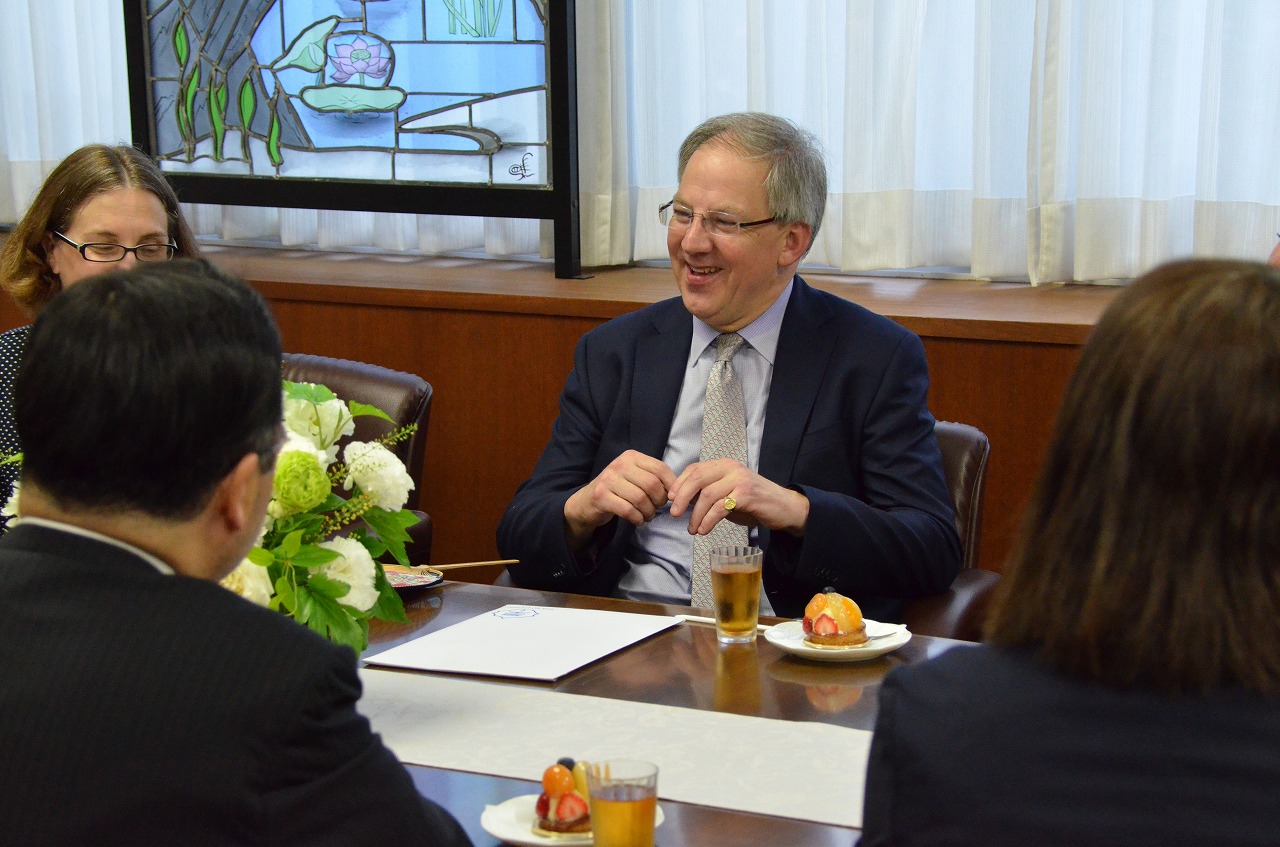 アトウッド学長へ名誉客員教授の称号を授与