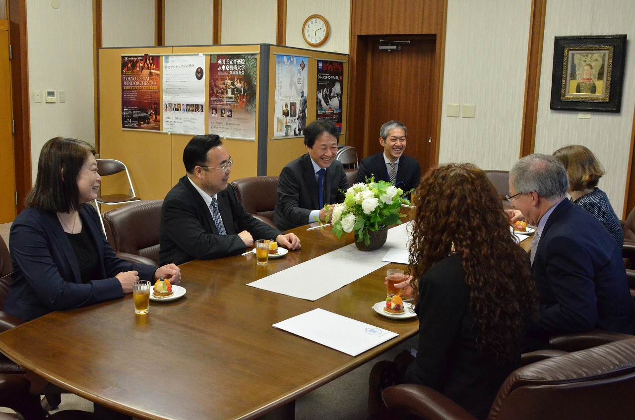 アトウッド学長へ名誉客員教授の称号を授与