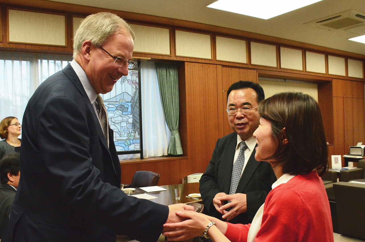 アトウッド学長へ名誉客員教授の称号を授与