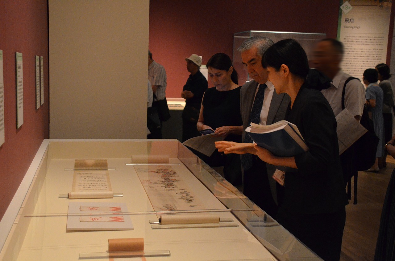 Mr. and Mrs. Almada listens to the explanations given by Prof. Kurokawa (right)