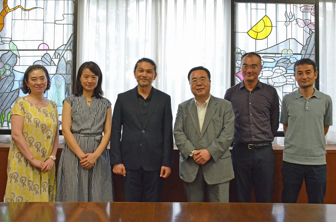 （左から）熊倉研究科長、吳教授、陳学長、澤学長、林教授、住友教授